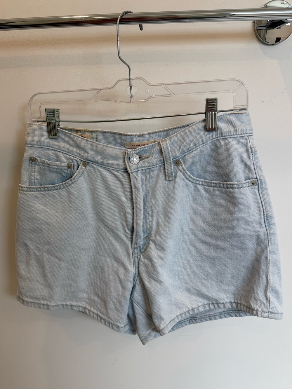 Levi's 80s Mom Shorts - Picture 3 of 5